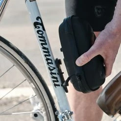 Fidlock TWIST - Pochette Outil De Cadre + Support Vélo Bike Base -Accessoires Pour Vélos Soldes fidlock twist toolbox bike base 3 3840x2160