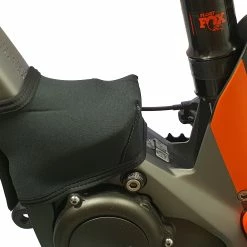 KTM - Housse Néoprène Pour Broches De Raccordement - Batterie De Cadre -Accessoires Pour Vélos Soldes ktm housse neoprene broches raccordement batterie de cadre positionnee 3840x2160