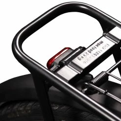 Lupine - Feu Arrière C14 G Pour Vélo électrique (montage Sur Porte-bagages Arrière) -Accessoires Pour Vélos Soldes lupine feu arriere c14 g pour vae montage porte bagages arriere detail 2 3840x2160